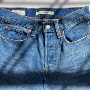 Levi Wedgie fit crop pants